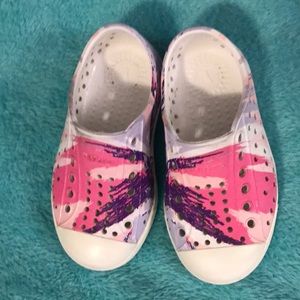 Girls Native water shoes 💦
